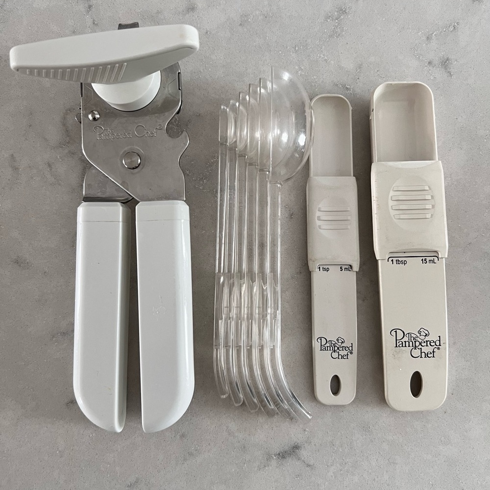 Pampered Chef White Can Opener & Measuring Set